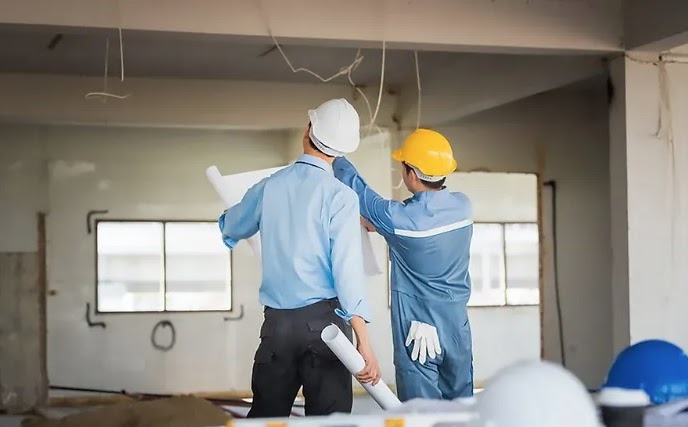 مهندسون يراجعون المخططات