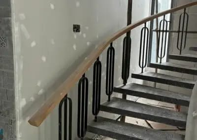 درج عصري بدرابزين خشبي