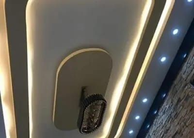 سقف بإضاءة LED مدمجة