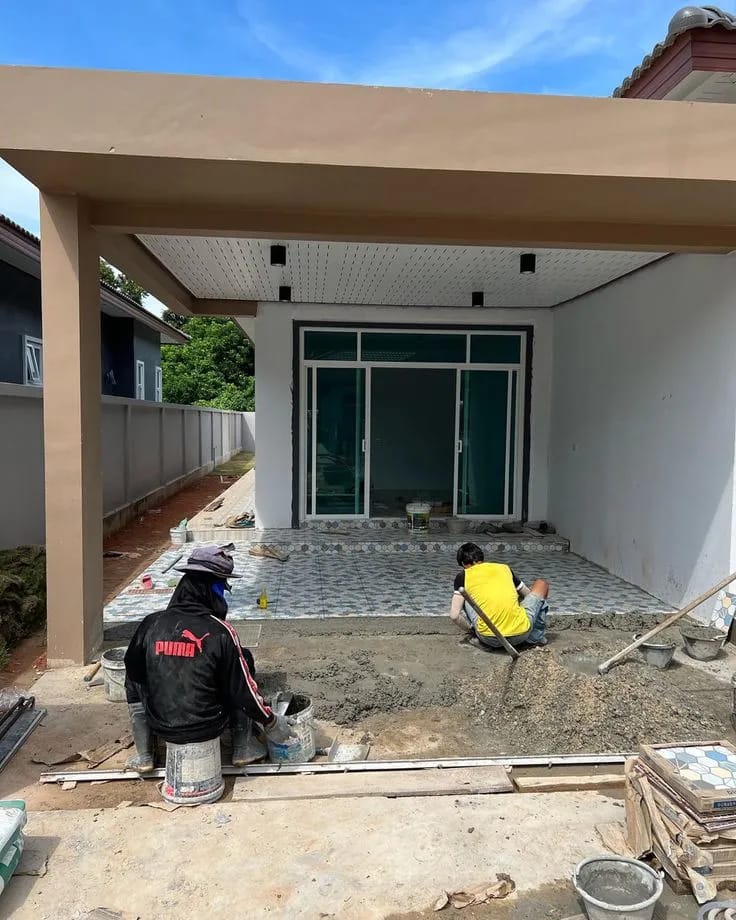 فناء خارجي بأرضيات خشبية