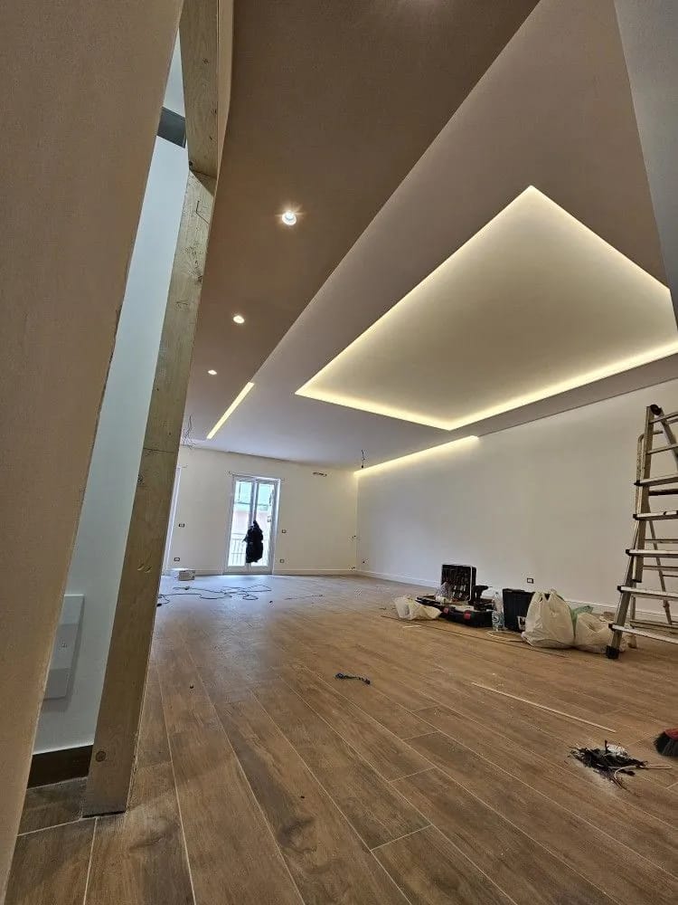 غرفة بسقف هندسي