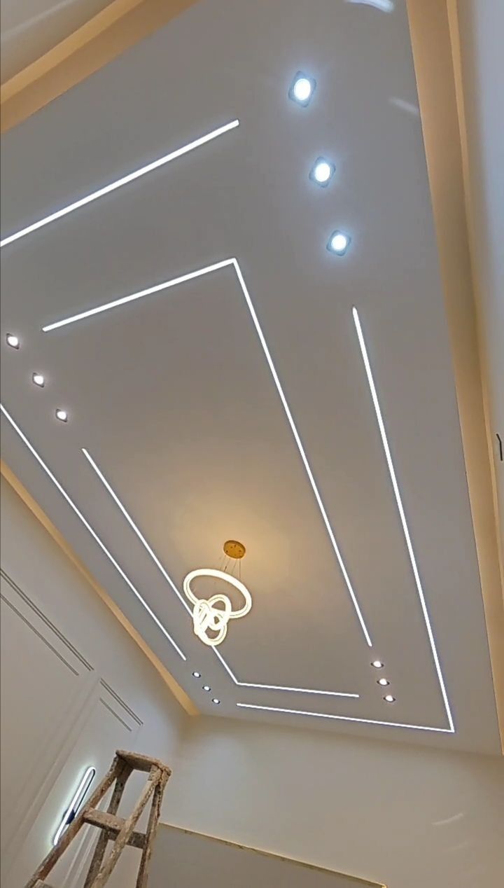 سقف هندسي بإضاءة LED خطية