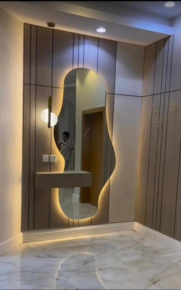 مدخل بمرآة منحنية مضيئة